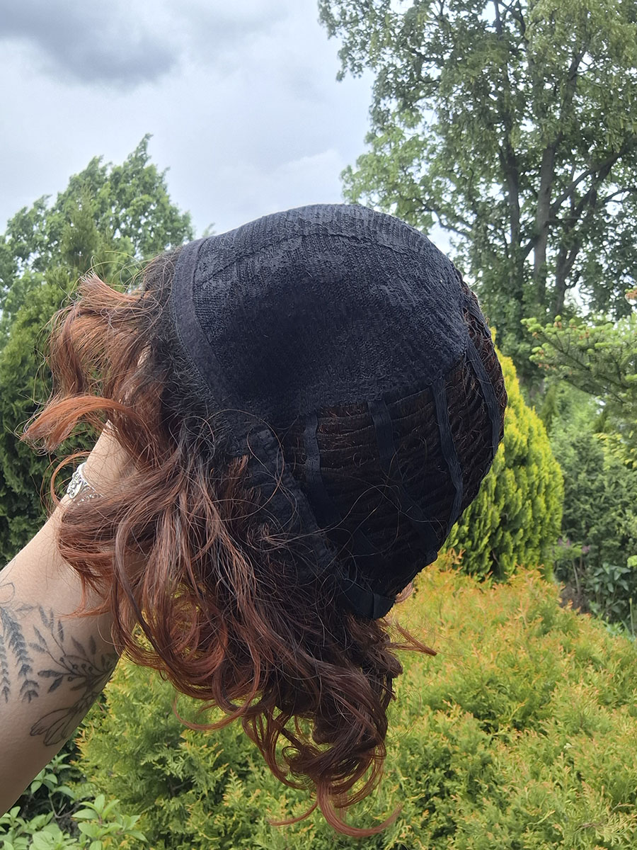 Peruka damska syntetyczna IGA, półdługa, baza tradycyjna, włosy Future - termiczne, Full-Volume Curls, sprężyste loki, bez przedziałka