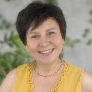 Peruka damska syntetyczna IRMINA, baza tradycyjna ażurowa, włosy lekkie HB, nietermiczne, Pixie Cut, krótka, klasyczna, mały rozmiar