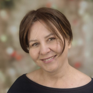 Mini topper z włosów syntetycznych CHANEL, baza full mono top, włosy Future-termiczne, długość 17 cm, baza 6,5x11,8 cm, półdługa grzywka, gładkie włosy, rzadki