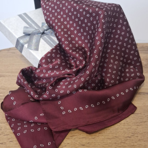 Satynowa chusta - apaszka Burgundy 68 x 65 cm, lekka i delikatna, do noszenia na głowie lub szyi, dla wrażliwej skóry